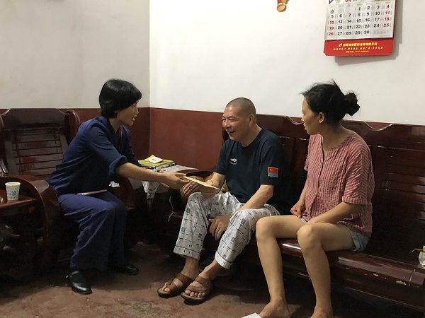 杨爱云为困难党员廖建兵送上慰问金