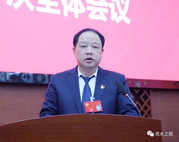 刘小文向大会作常务委员会工作报告