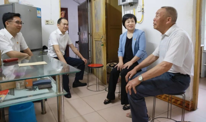 林红华开展“七一”走访慰问